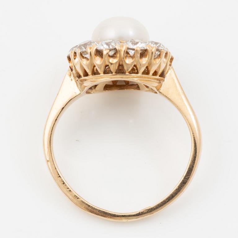Ring, carmosémodell 18K guld med en odlad boutonpärla och gammalslipade diamanter.
