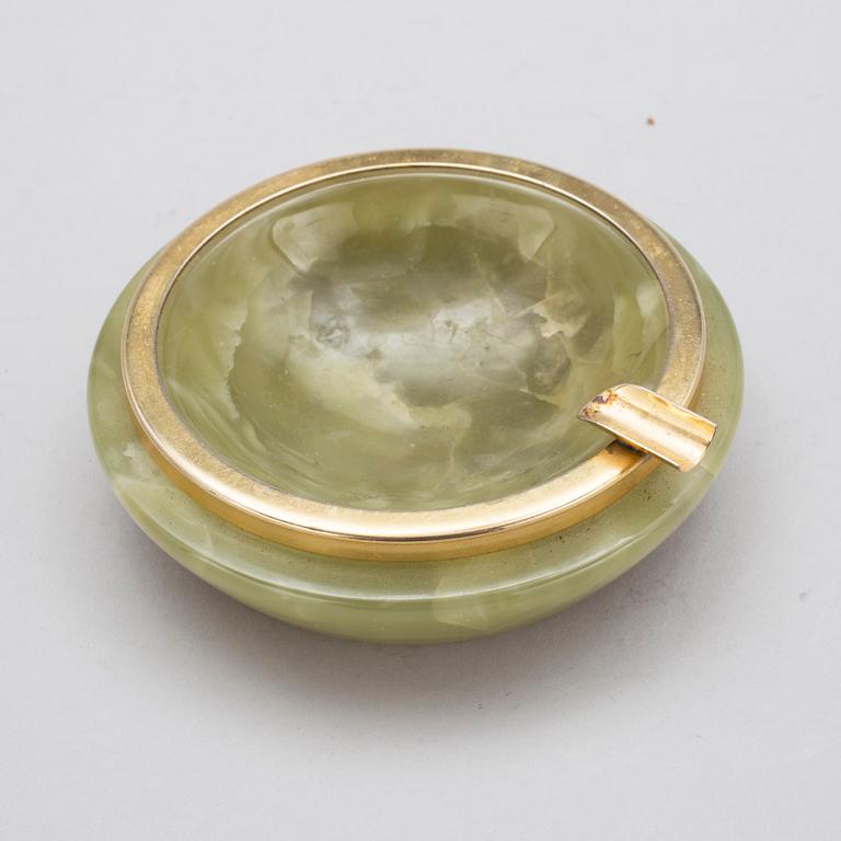 ASKFAT, LOCKASK OCH CIGARETTÄNDARE, onyx. 1900-talets andra hälft.