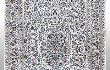 A carpet, Kashan, ca 482 x 343 cm.