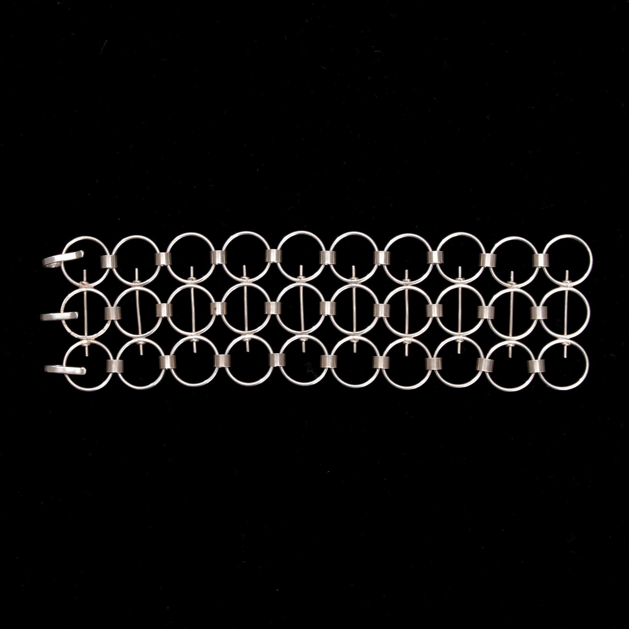 ARMSMYCKE, sterlingsilver, design Kaija Aarikka, Finland, tillverkad av Pekka Sarvanto 1965. Vikt 62 g.