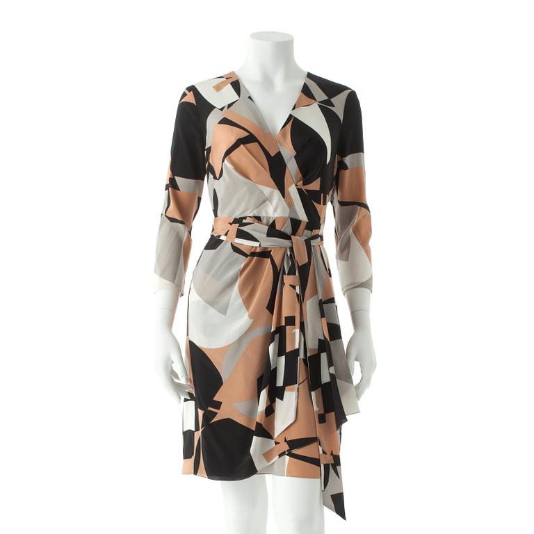 DONNA KARAN, a silk dress patterned i white, beige, grey and black.