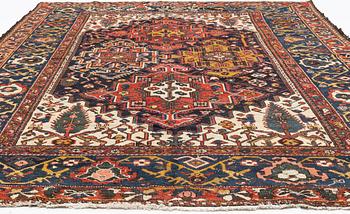 A carpet, semi-antique Chahar Mahal/Bakhtiari, ca 444 x 325 cm.