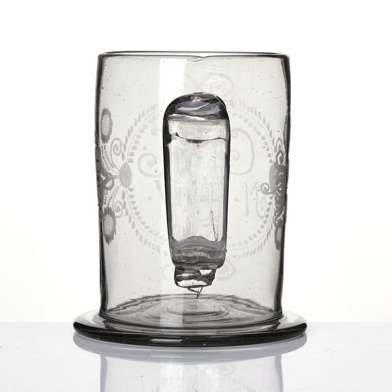 Sejdel, glas. 1700-tal. Med etsade alliansmonongram ”G.R.G. M.E.W. 1781”.