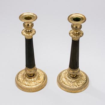 LJUSSTAKAR, ett par, mässing, empirstil, 1800-tal.