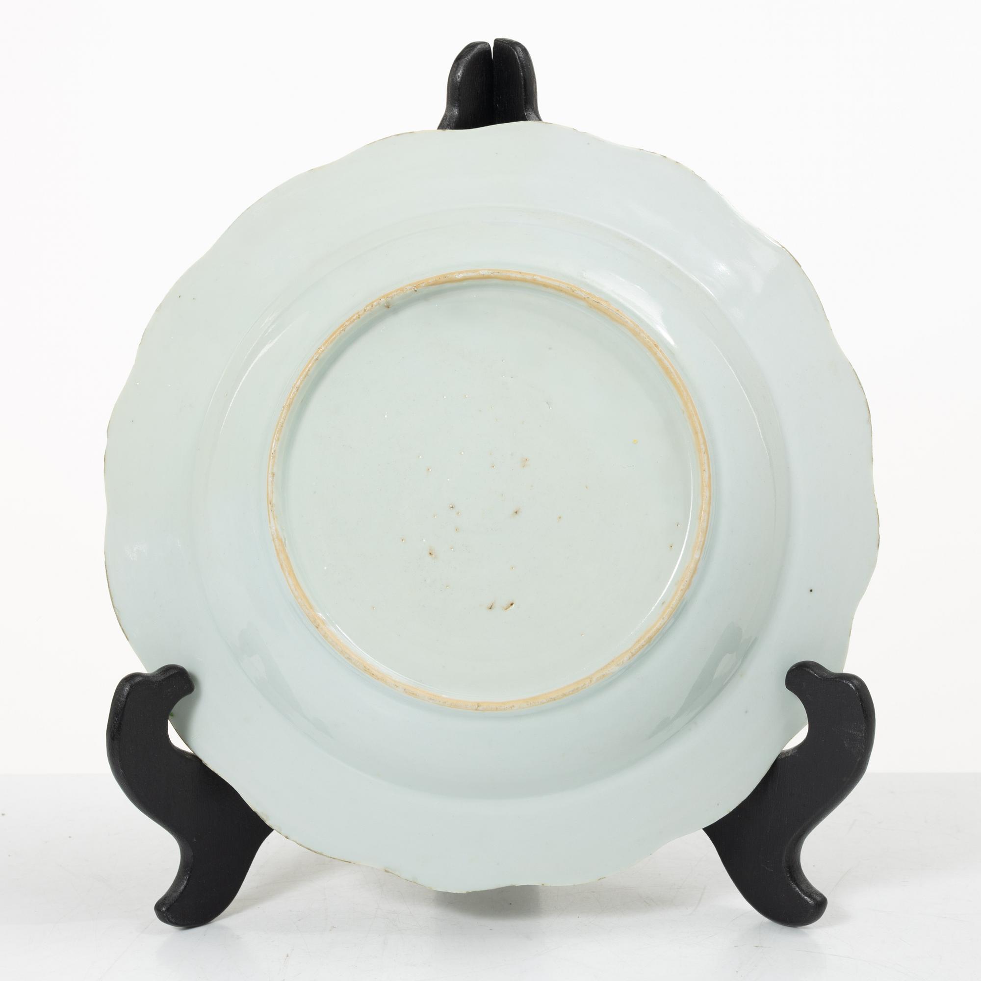 Tekanna, tallrik samt bojan, porslin, Kina, Qingdynastin, 1700-tal samt 1800-tal.
