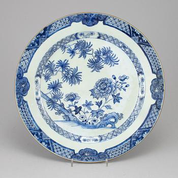 A blue and white serving dish, Qing dynasty, Qianlong (1736-95).