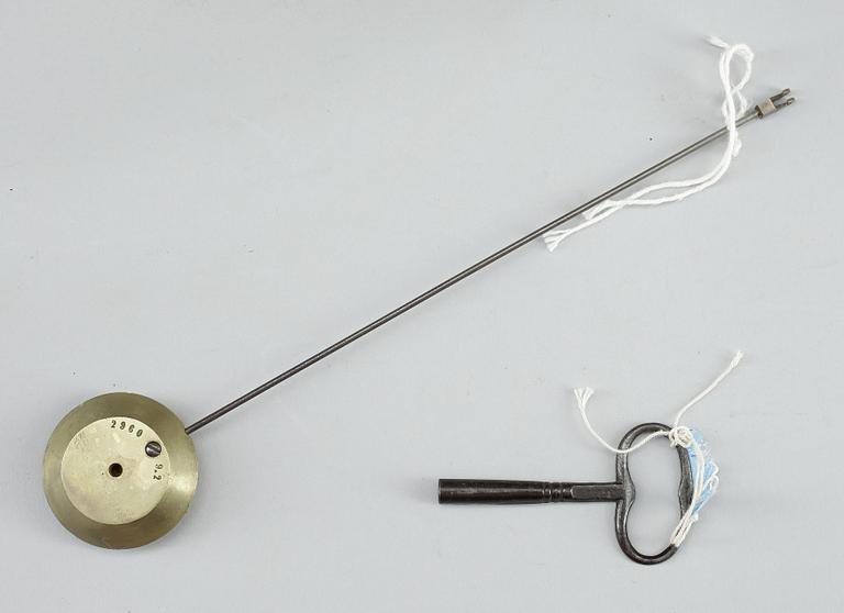 BORDSPENDYL, Louis XVI-stil, troligen Frankrike, 1800-talets andra hälft.