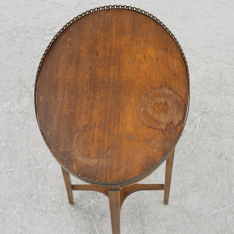 Sidobord, gustaviansk stil, omkring 1900.