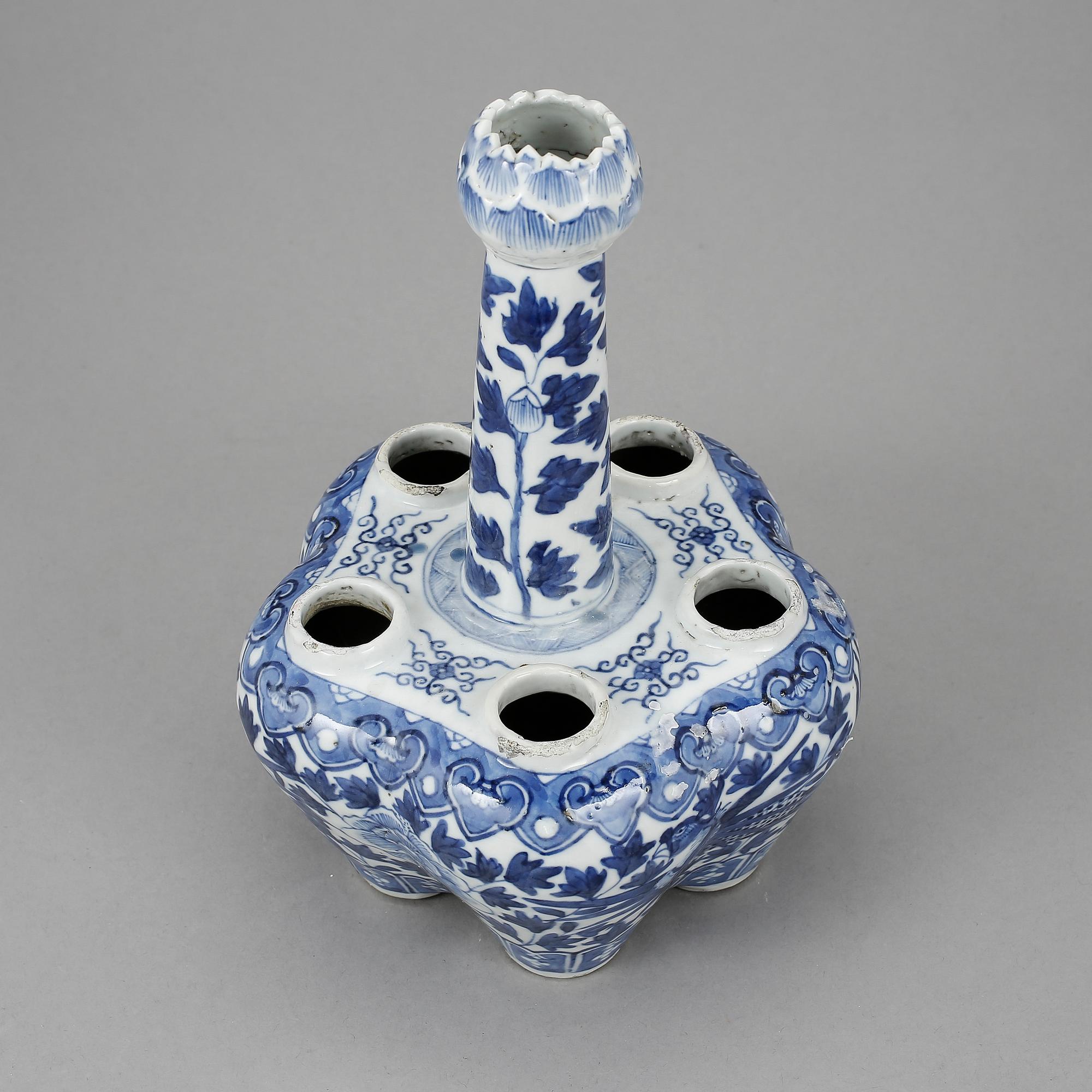 TULPANVAS. Porslin, Kina, 1800-tal.