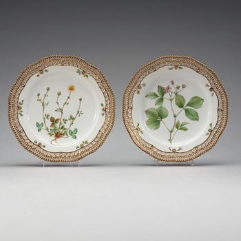 A set of 11 Royal Copenhagen 'Flora Danica' dinner plates, Denmark, early 20th Century.