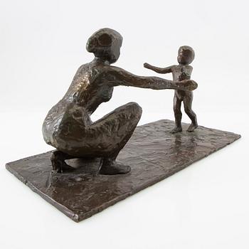 Eva Berggren, sculpture Mother and Child.