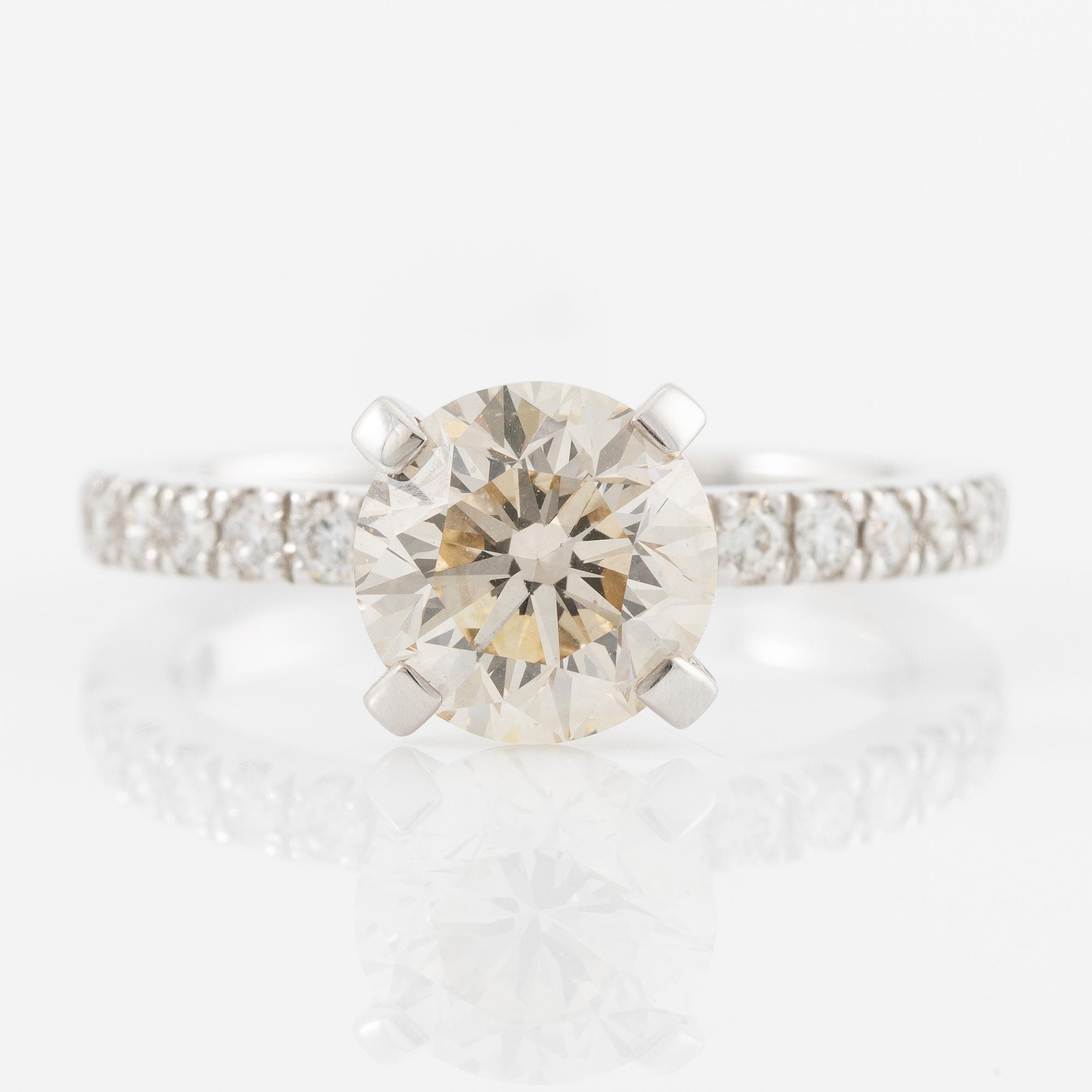 Ring, 18K vitguld med briljantslipad diamant.