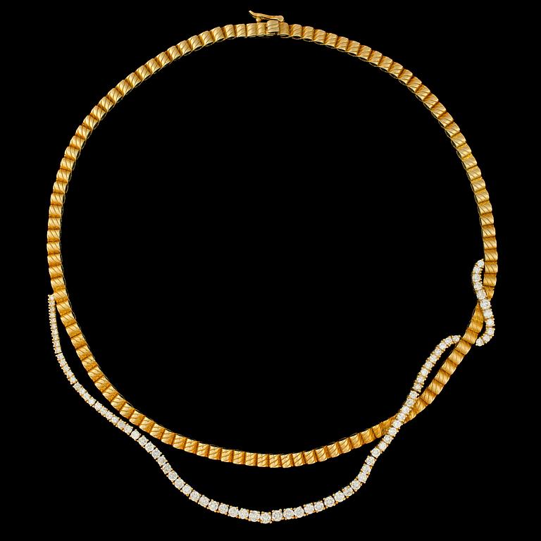 A gold and brilliant cut diamond necklace, tot. app. 4.50 cts.