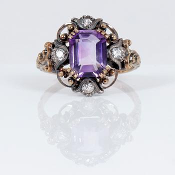 RING, 18k guld, med smaragdslipad ametist, ca 1,82 ct, och små diamanter K &E Carlson, Göteborg, 1939. Vikt ca 4,77 g.