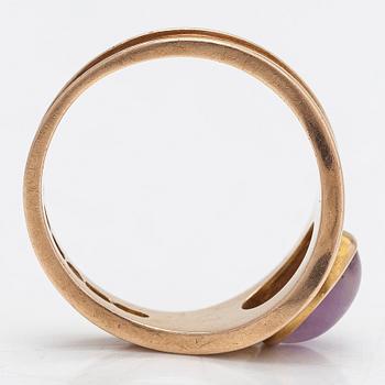 Bertel Gardberg, a 14K gold ring with a cabochon cut amethyst quartz, Westerback, Helsinki 1959.