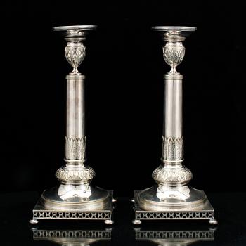 LJUSSTAKAR, ett par, nysilver, sengustaviansk stil, 1900-talets första hälft.