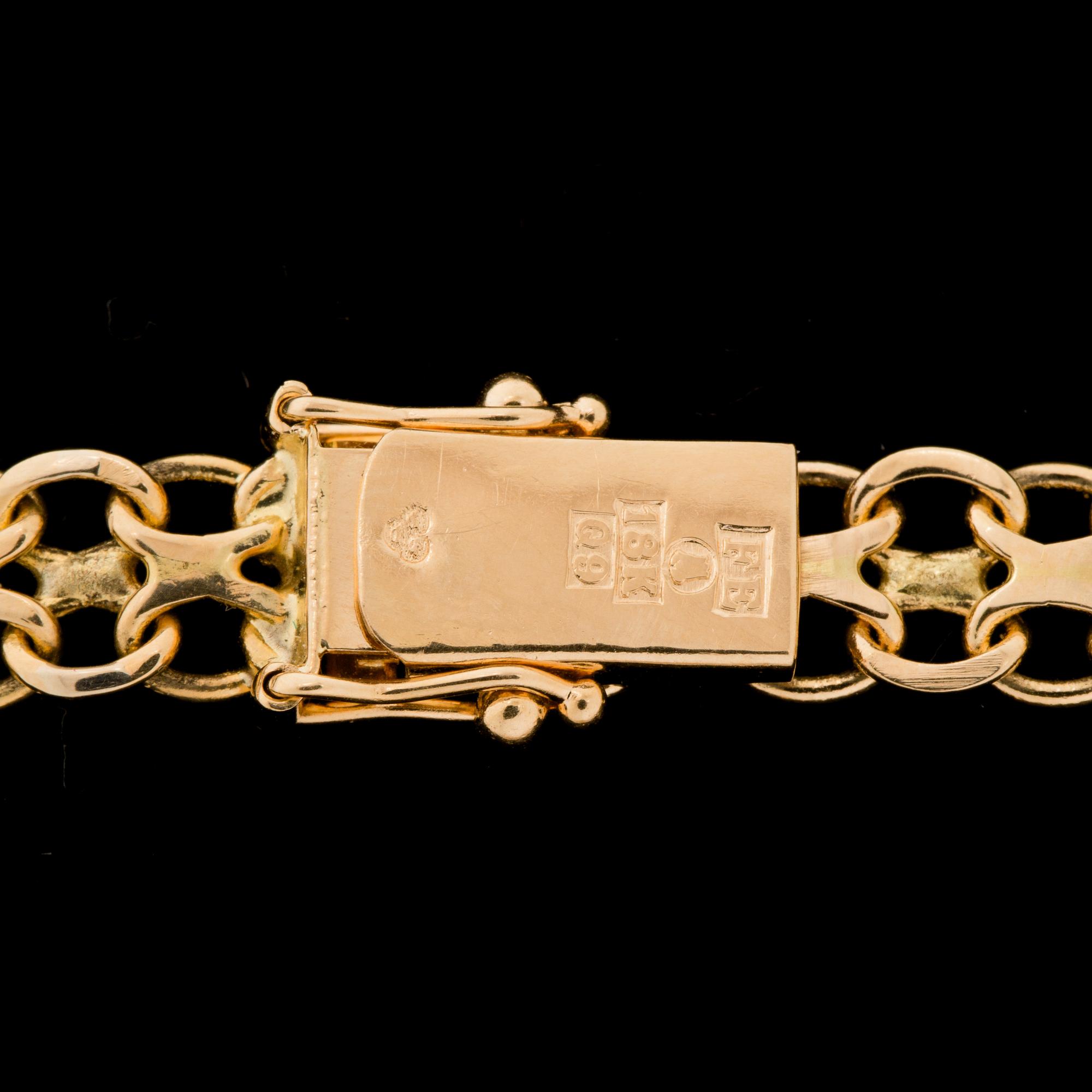 BERLOCKARMBAND, 18 k guld med 6 berlocker i 18 k guld. Vikt ca 18 g. Samt 2 berlocker i förgylld silver.
