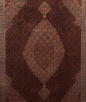 A CARPET, Tabriz, sk Mahi, 60 Raj, 286 x 200 cm.