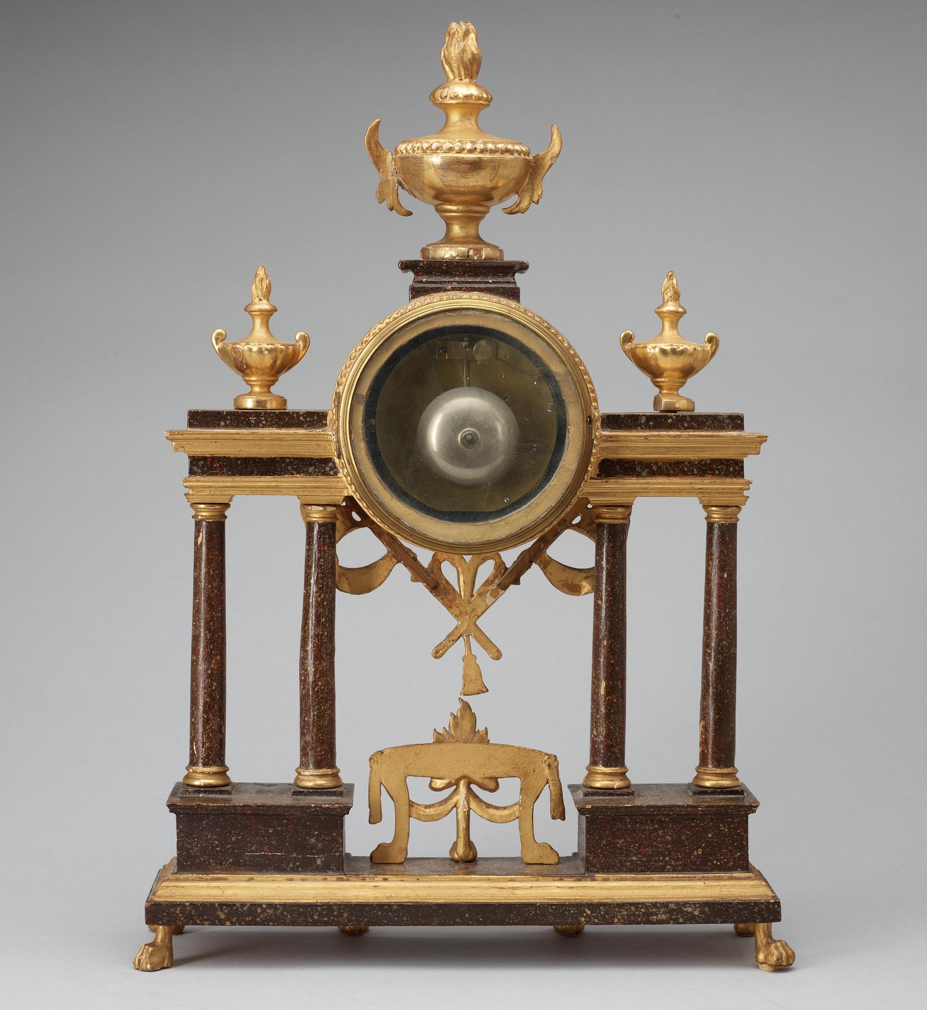 BORDSPENDYL, av Wilhelm Pauli, (urmakare i Stockholm 1795-1809). Sengustaviansk.