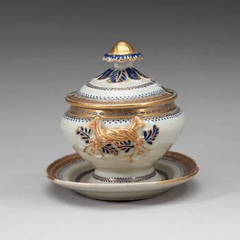 An armorial butter tureen with cover and stand, Qing dynasty, Jiaqing (1796-1820).