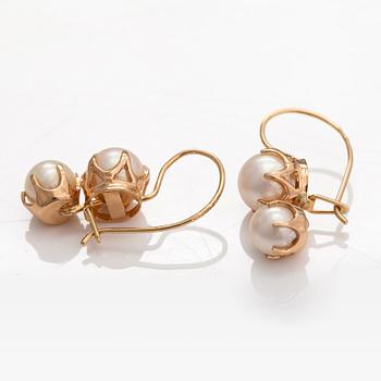 A pair of 14K gold earrings with cutkutred pearls. Helsingin Timanttipojat, Helsinki 1998.
