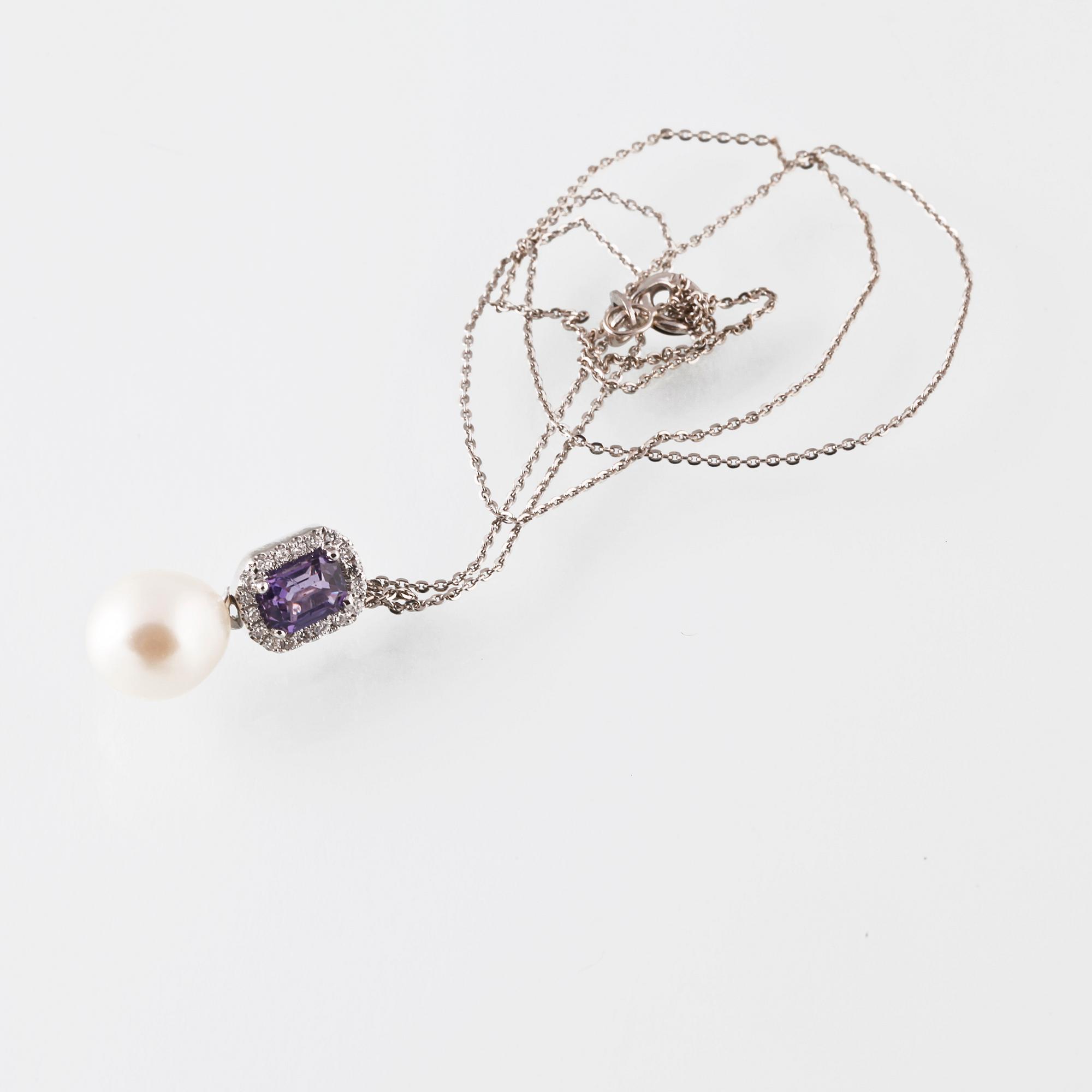 HÄNGE, 18K vitguld med odlad pärla, lila safir ca 0.82 ct samt briljantslipade diamanter ca 0.15 ct Vikt 3,8 gram.
