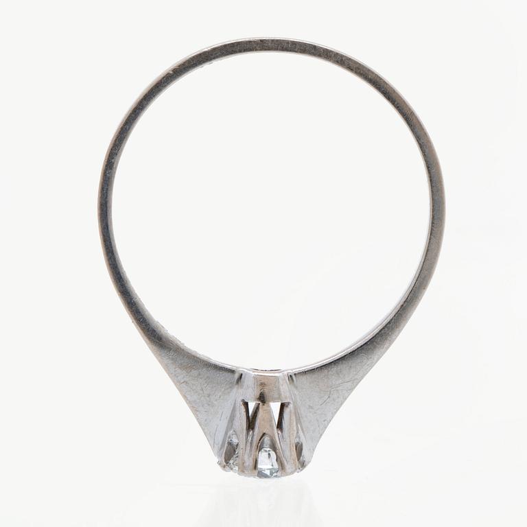 Ring 18K whitegold 1 brilliant-cut diamond 0,33 ct engraved.