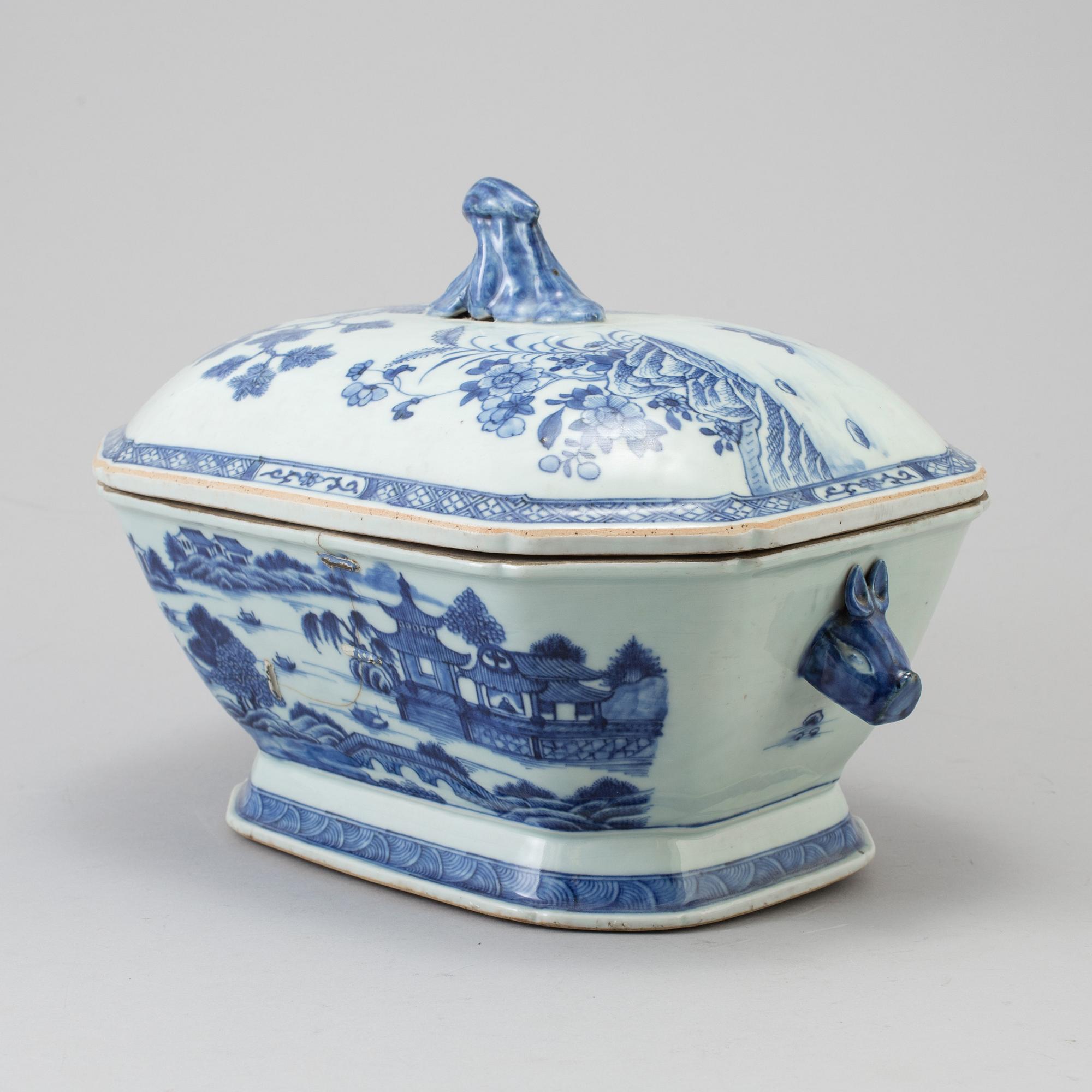 A Chinese export porcelain blue and white tureen and cover, Qianlong (1736-1795).