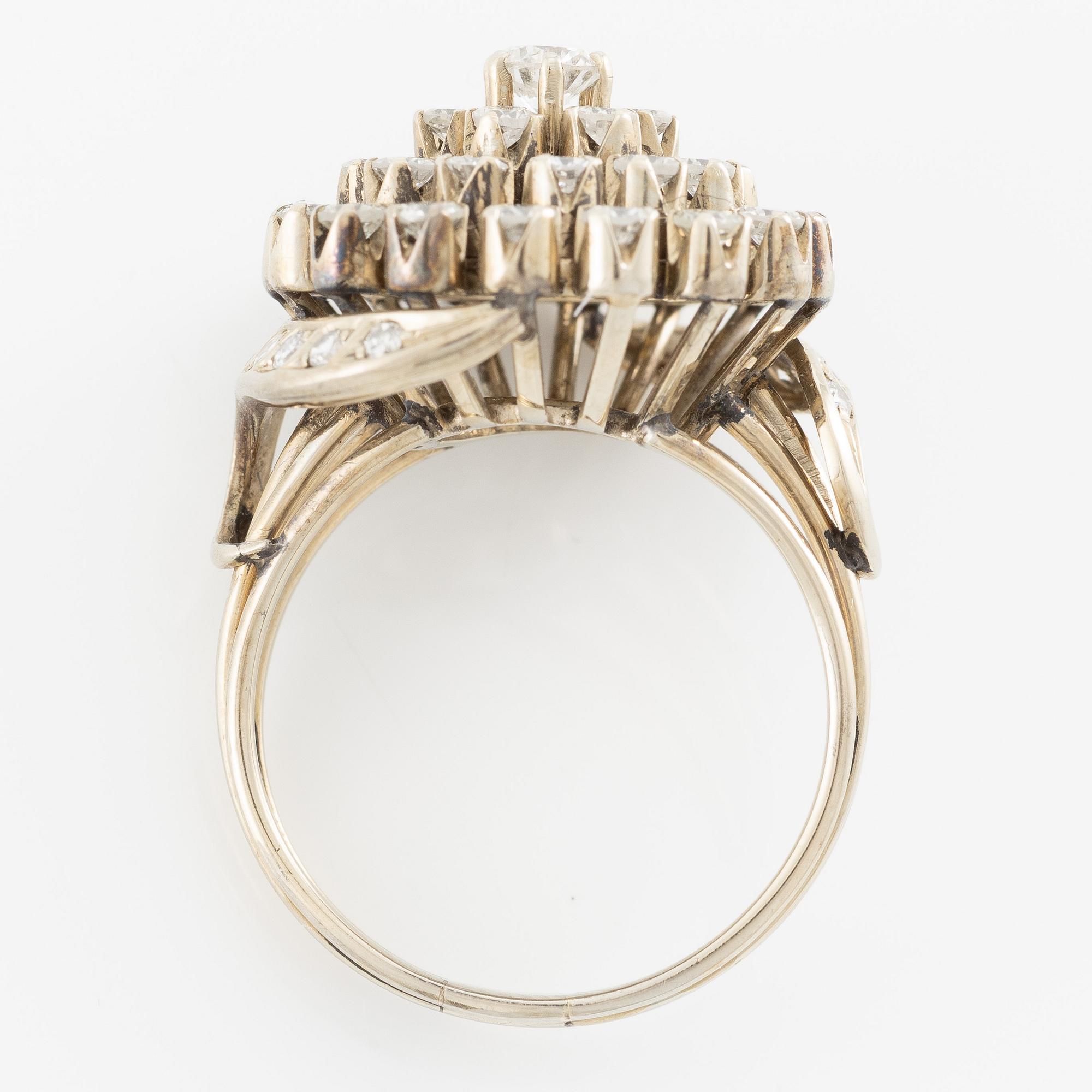 Ring in 18K white gold set with brilliant-cut diamonds,.