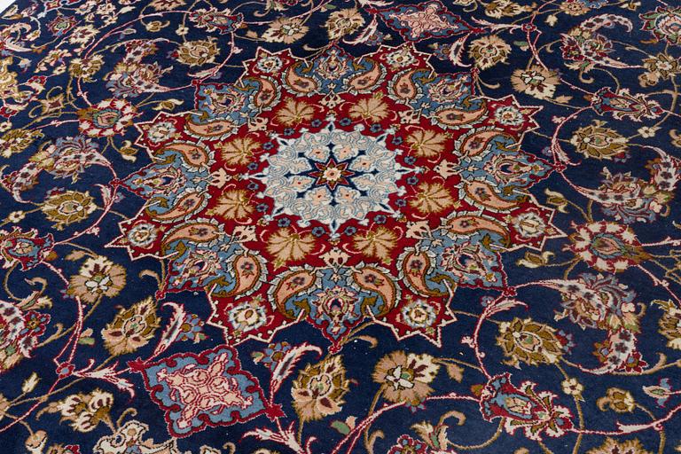 A Najafabad carpet, c. 307 x 214 cm.