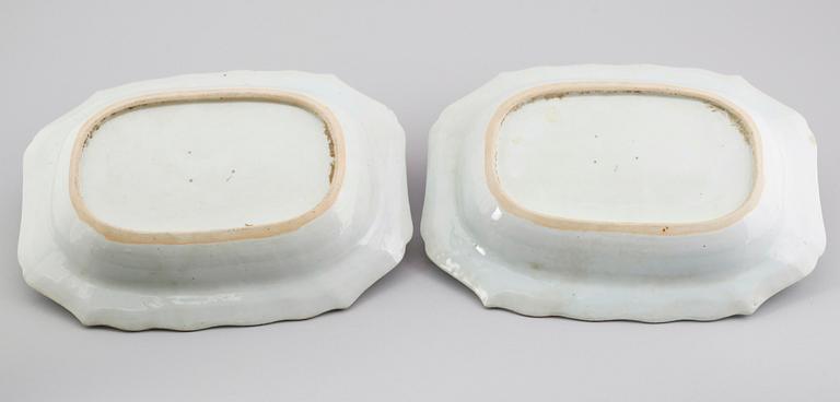 SKÅLFAT, 2 st,  porslin, Kina, Qianlong 1736-1795.