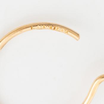 Ett par örhängen 18K guld med odlade sötvattenpärlor.