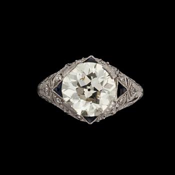 1043. RING med gammalslipad diamant ca 2.95 ct, kvalitet ca N-P/VS. omgärdad av små diamanter samt safirer.