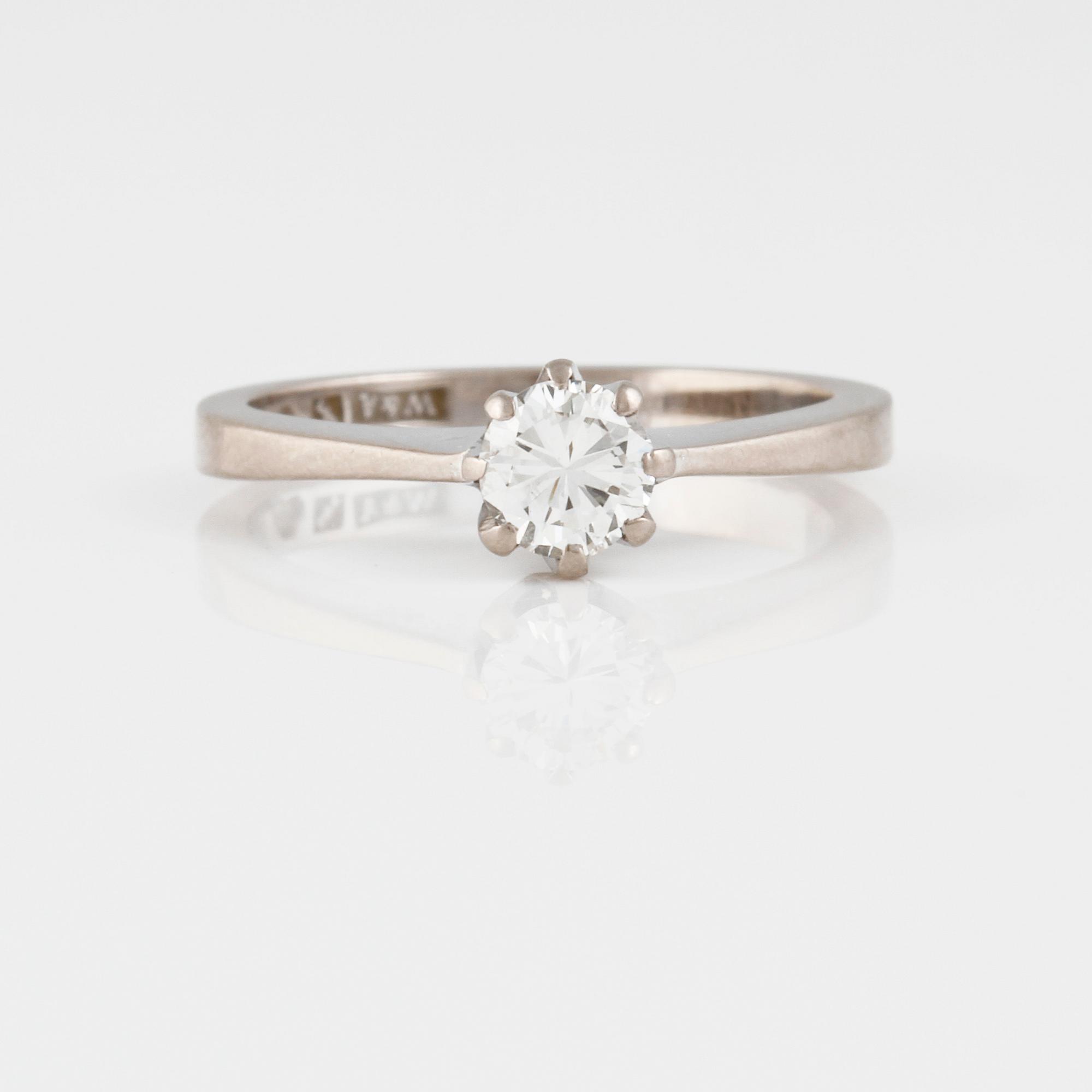 RING, 18K vitguld samt diamant 0.37 ct, W&A, Sävsjö, 1975. Vikt 3,6 gram.