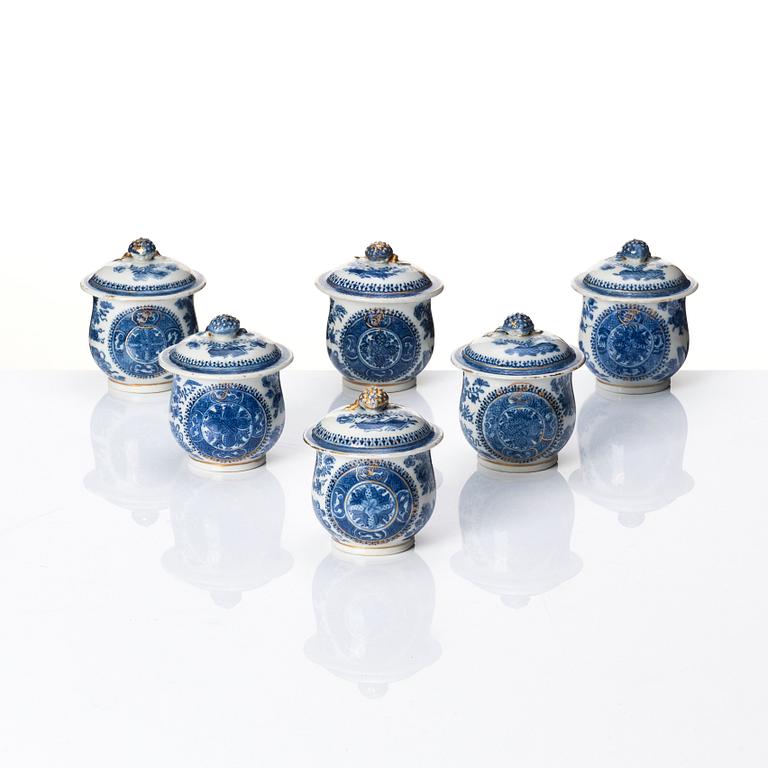 Cremekoppar med lock, sex stycken, kompaniporslin. Qingdynastin, omkring år 1800.