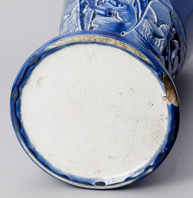 GOLVVAS, flintgods, jugend, 1900-talets början. Otydl sign AW på livet samt otydl fabriksstämplar.