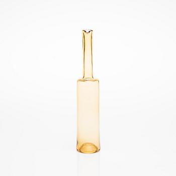 FLASKA, glas, signerad Nanny Still Riihimäen Lasi Oy. Modellen formgiven 1959.