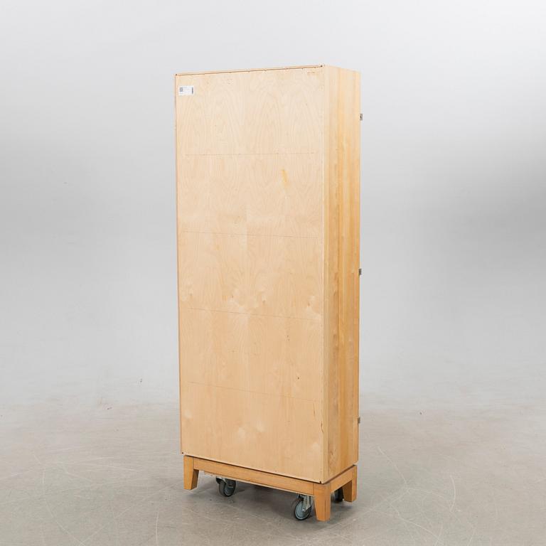 Vitrinskåp, Marit Stigsdotter ”Allegro”, Stolab 2004.