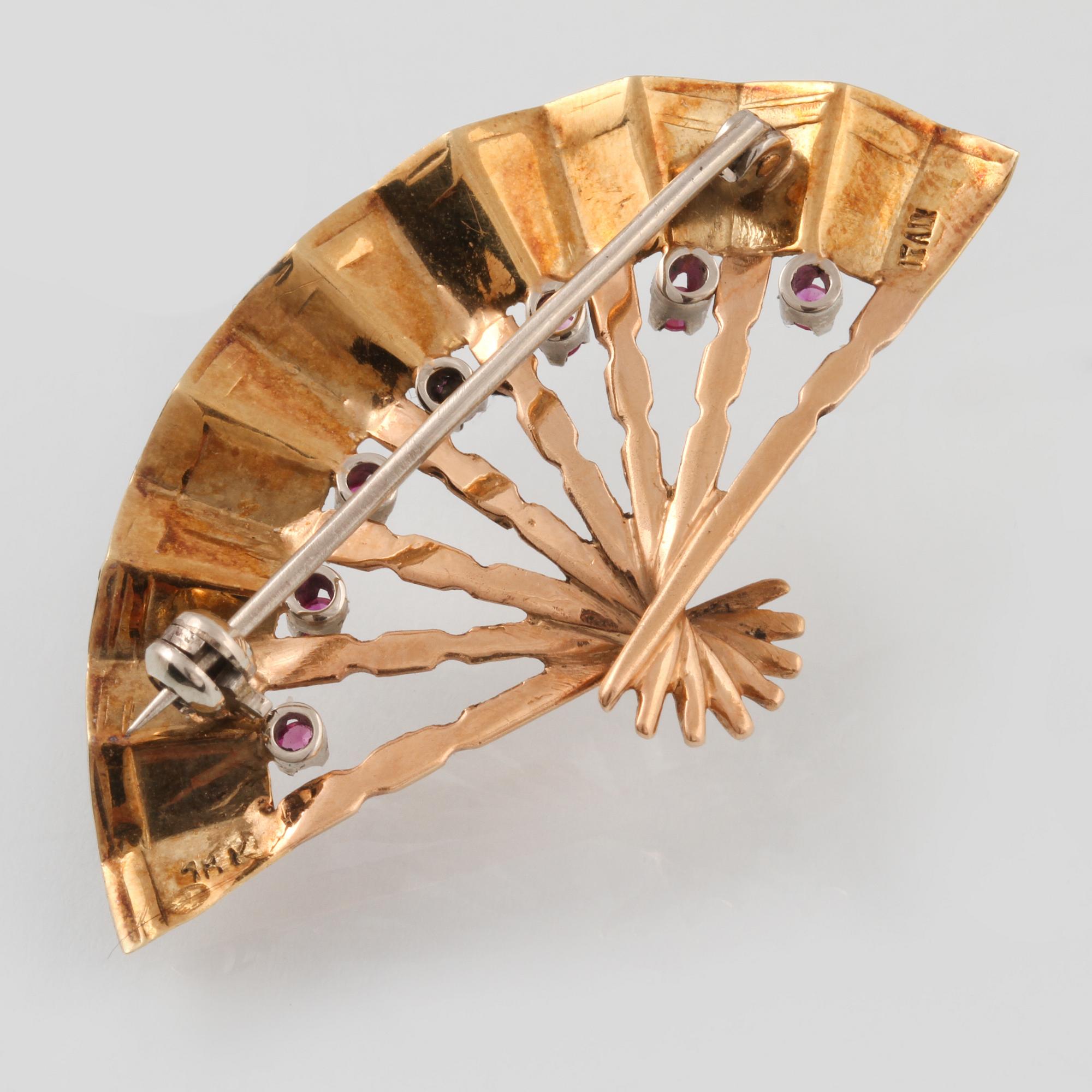 BROSCH, 18K guld och vitguld med 7 fasettslipade rubiner, Italien, importstämplad. Vikt 5,4 gram.
