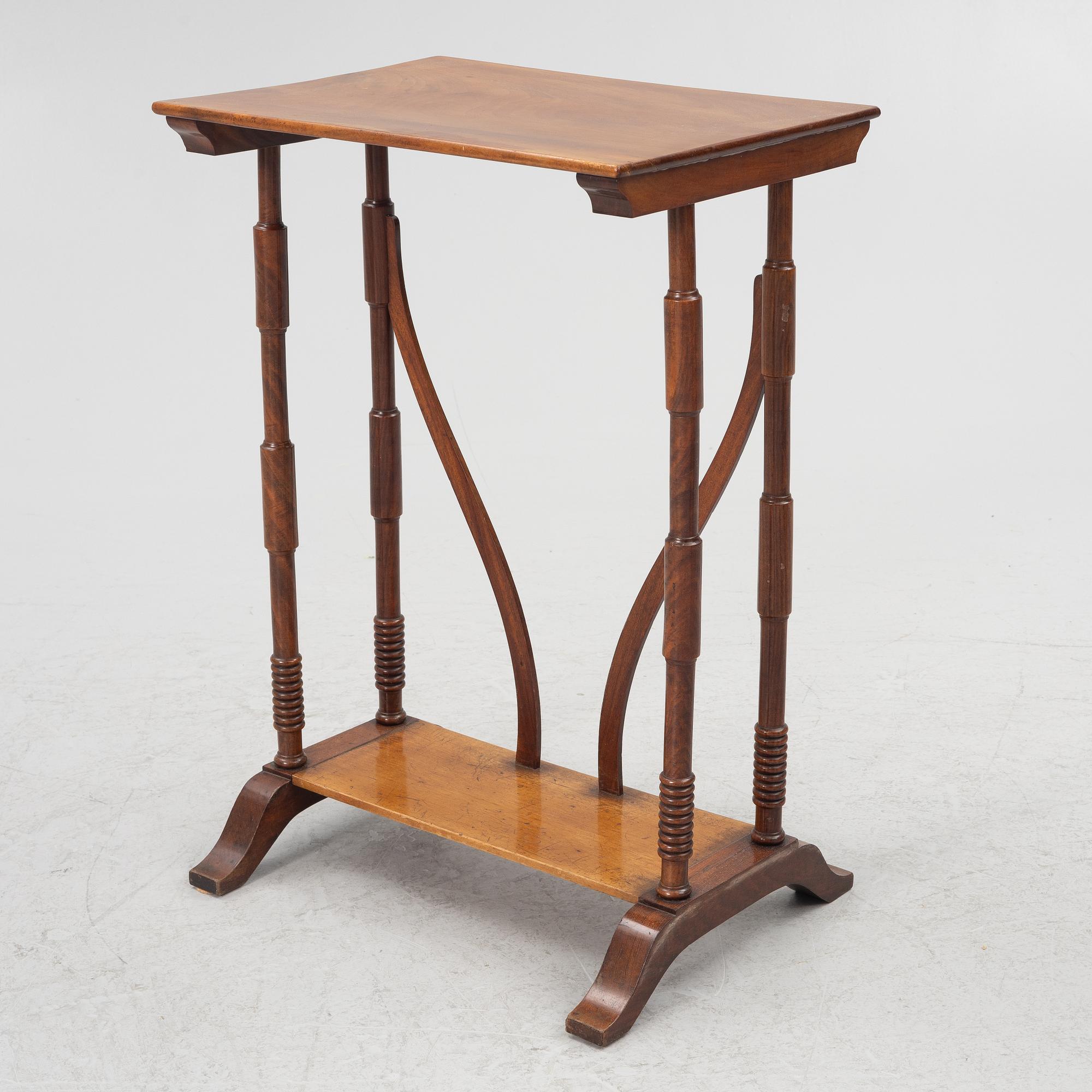 A nesting tabletable, 4 pieces, 19th century.