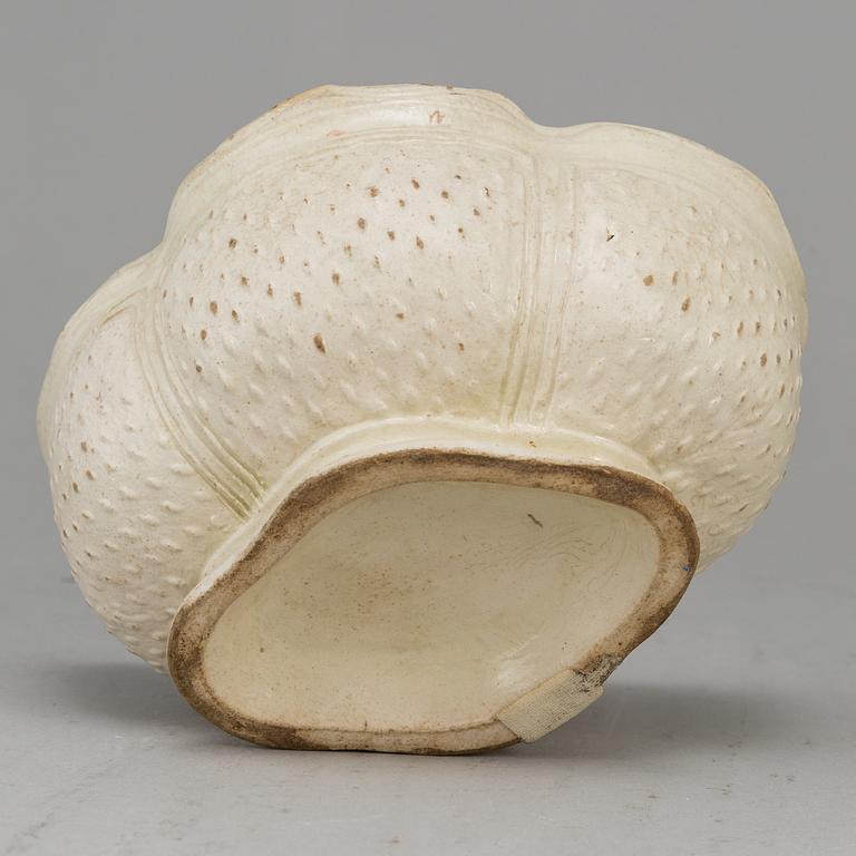 A creame weare buttertureen with cover, a cake mould and a pair of sauce boats, 18/19th Century, part Rörstrand.