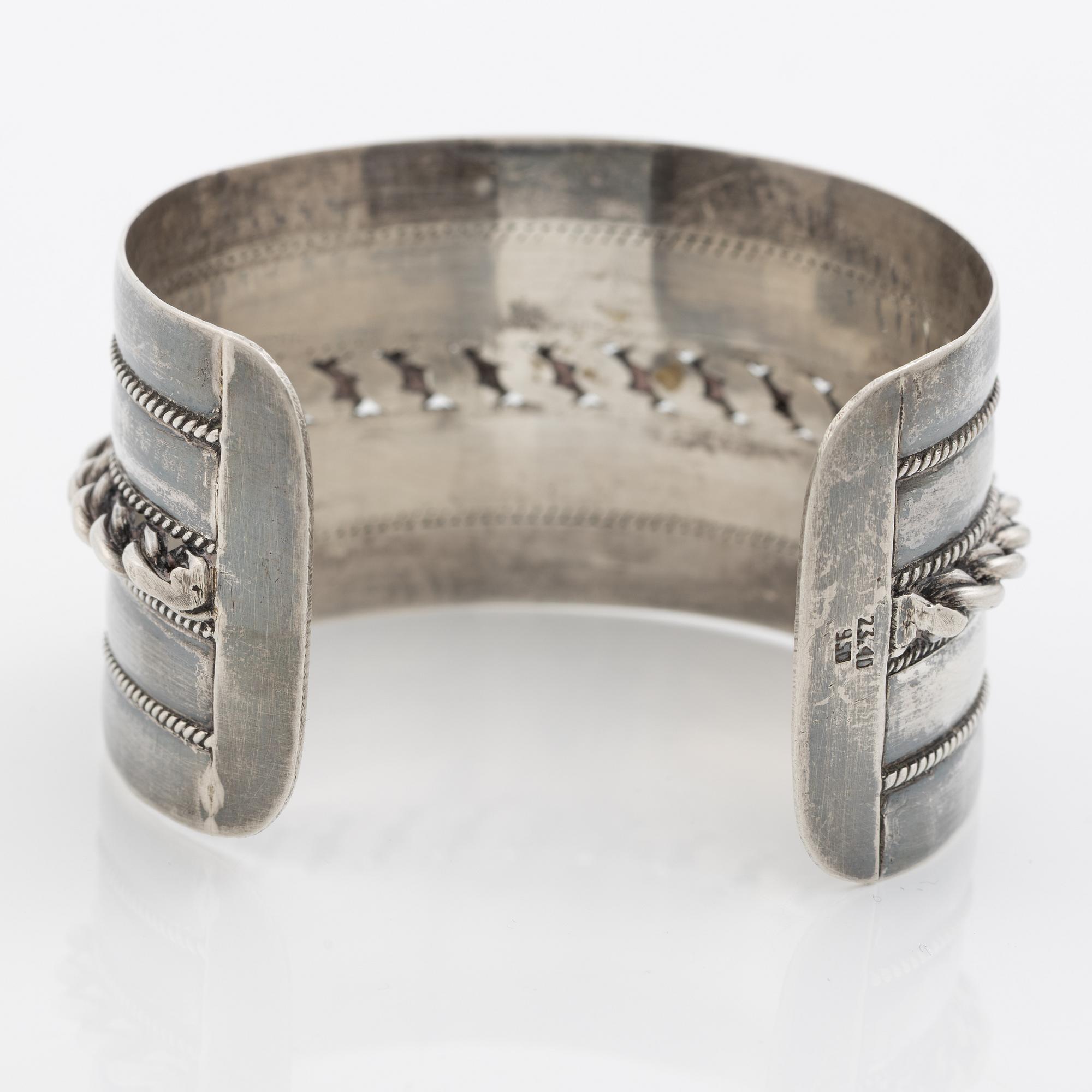 Arm ring silver.
