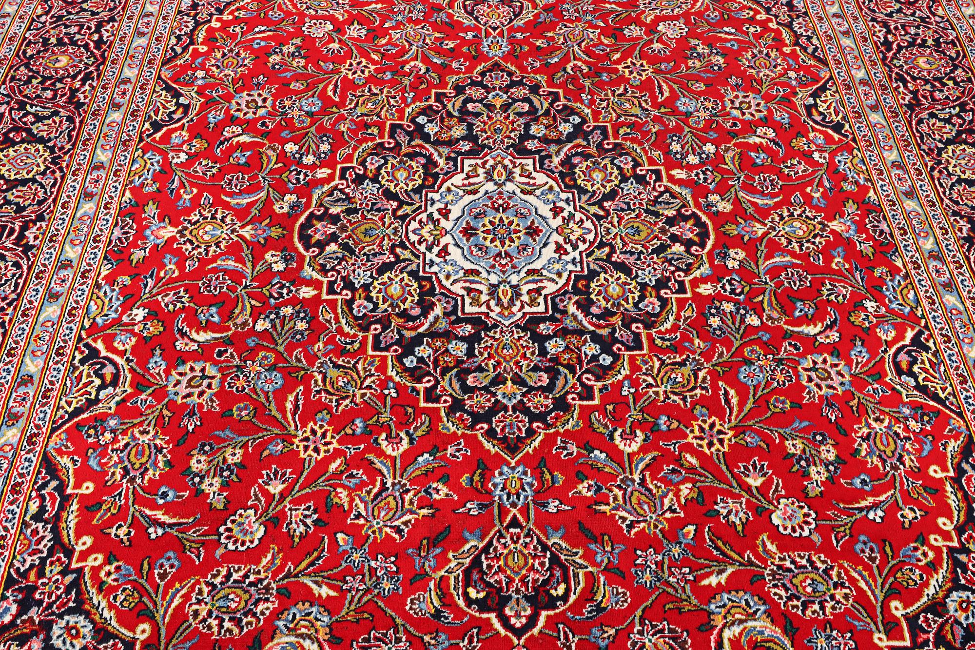 A Kashan carpet, c. 302 x 200 cm.