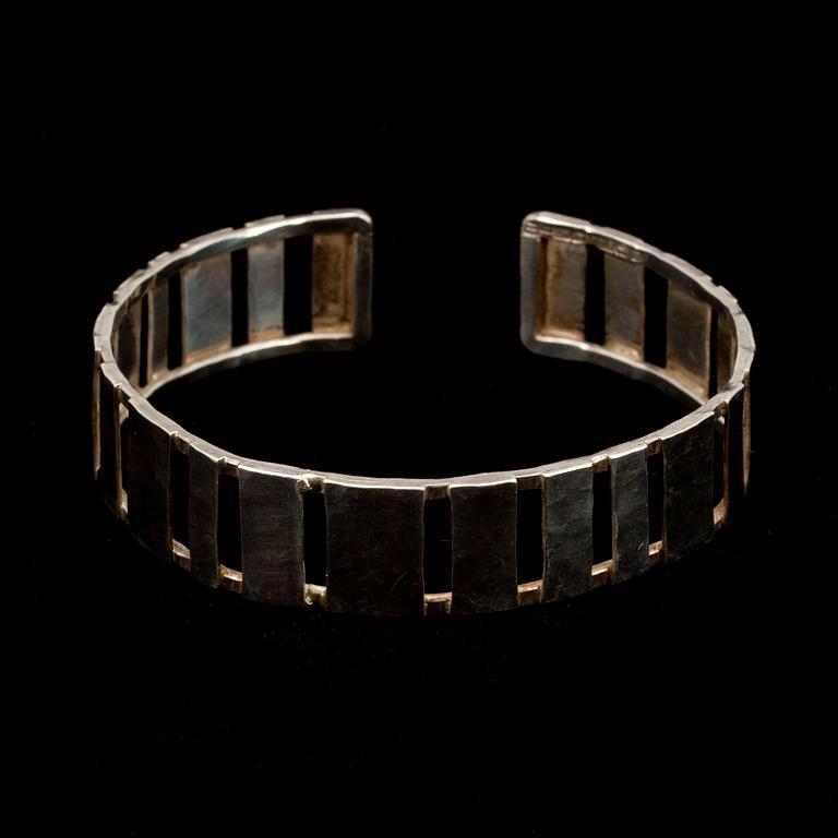 ARMRING, silver 916, VR, Helsingfors 1966, formgiven sannoligt Aulis Blomstedt. Vikt 18,3 g.
