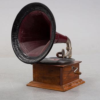 A phonograph, from around year 1900.