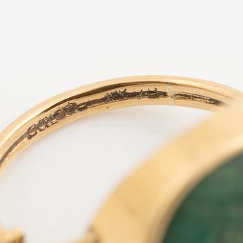 Ring i 18K guld med grön graverad turkos.