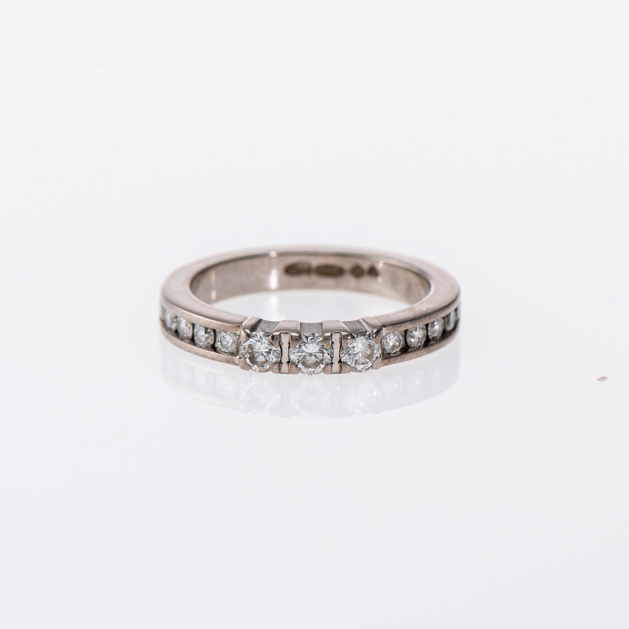 RING, 18K vitguld, briljantslipade diamanter. A. Tillander. Vikt ca 5,4 g.