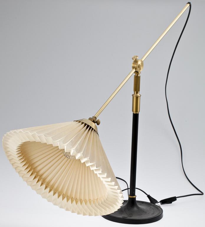 BORDSLAMPA, "Le Klint", Kaare Klint, Danmark, 1950-tal.