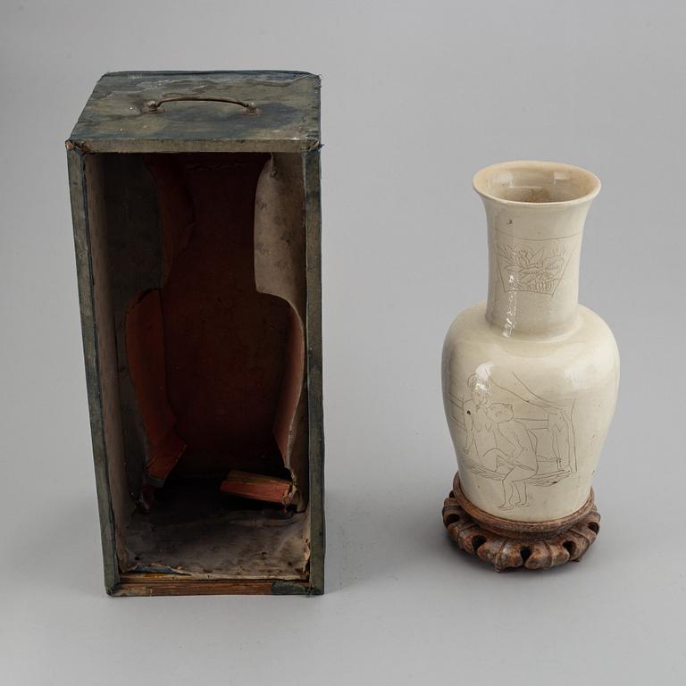 A Chinese ceramic vase, 20th century.