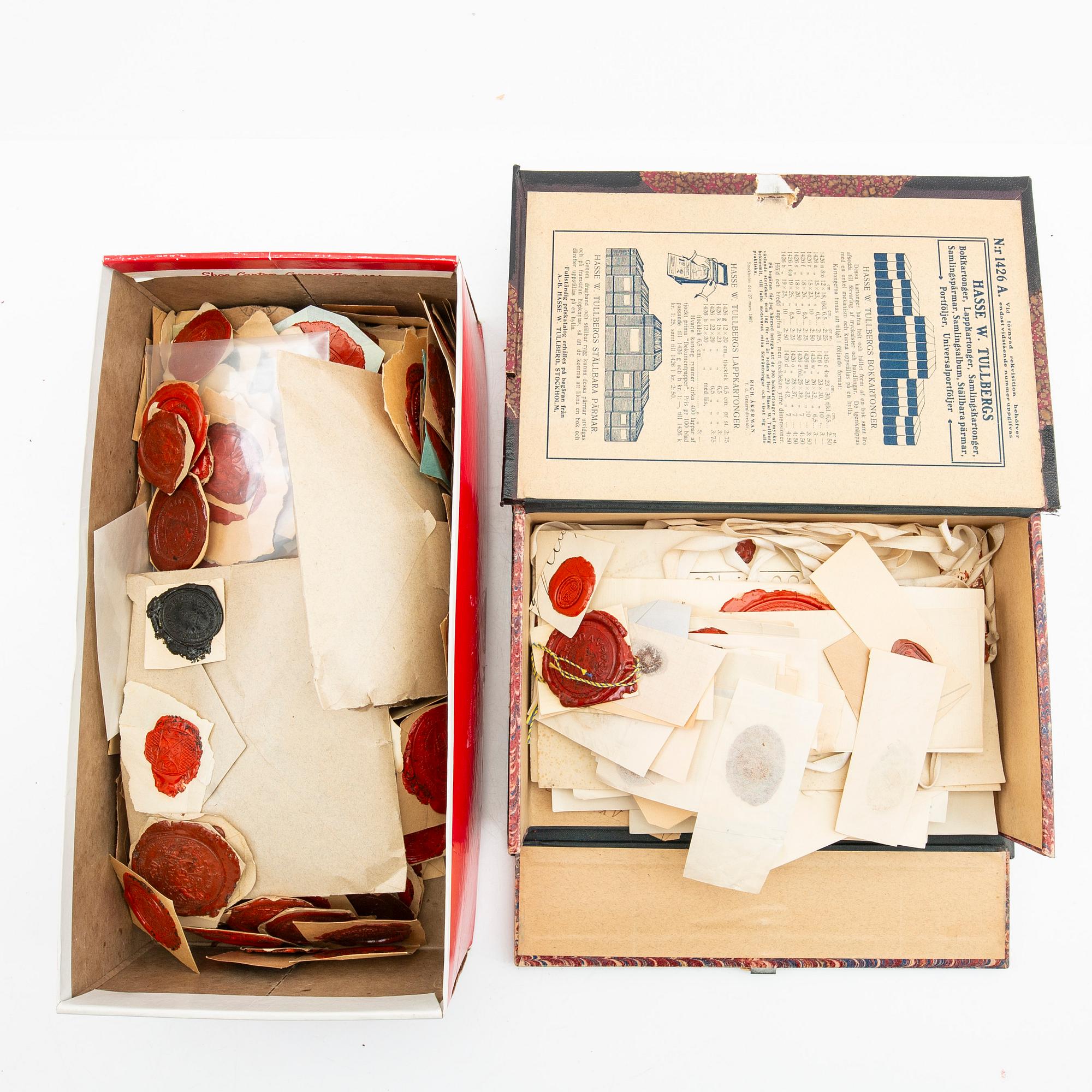 Större samling lacksigill, samt några oblater m m, 1700 - 1800-tal.